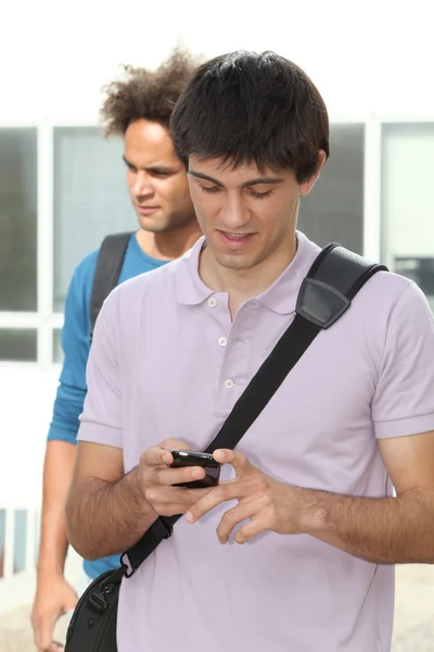 Fiatal férfi mobiltelefonnal — Stock Fotó