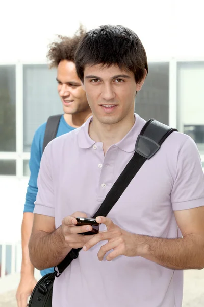 Молодий чоловік з мобільним телефоном — стокове фото