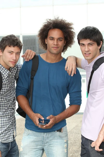 Jovem com telefone celular no campus universitário — Fotografia de Stock