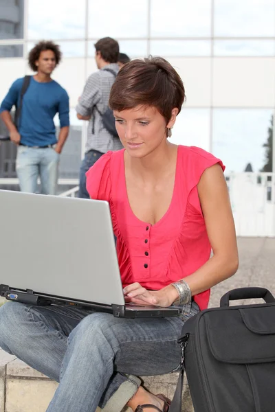Estudante com computador portátil — Fotografia de Stock
