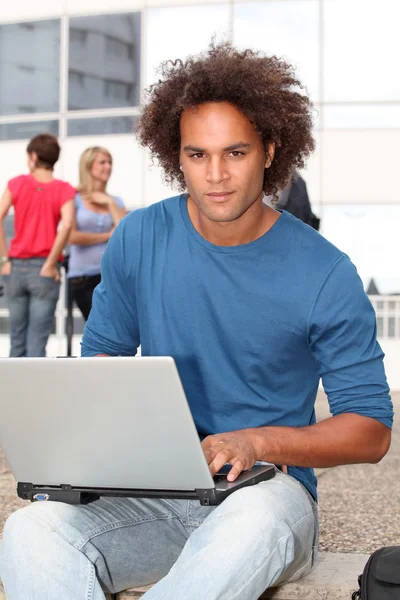 Estudiante con ordenador portátil —  Fotos de Stock