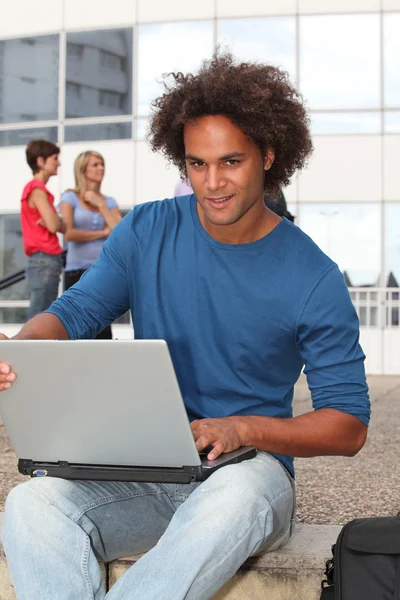 Μαθητής με φορητό υπολογιστή — Φωτογραφία Αρχείου