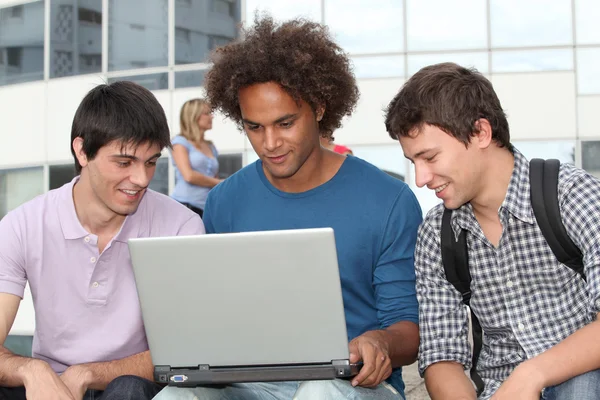 Estudantes com computador portátil — Fotografia de Stock