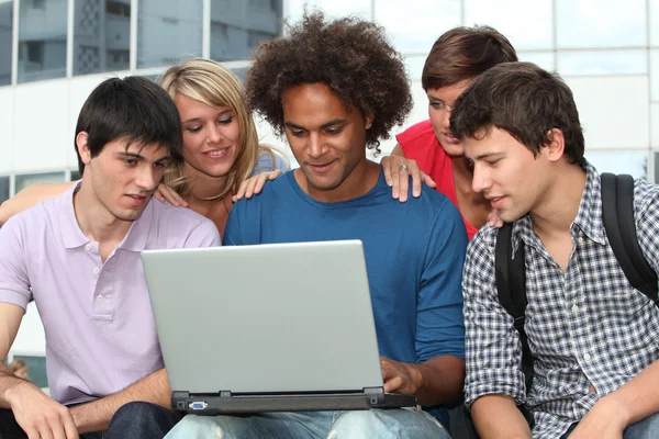 Grupo de estudante com computador portátil — Fotografia de Stock