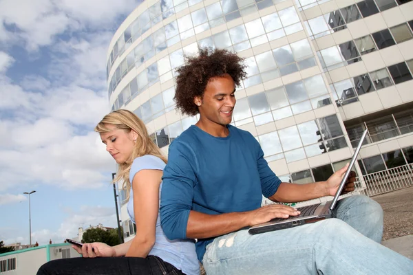 Dizüstü bilgisayar üzerinde çalışan öğrenciler — Stok fotoğraf