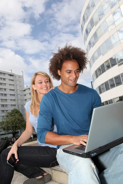 Studenten arbeiten am Laptop — Stockfoto