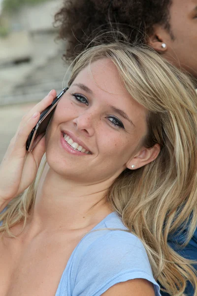 Schöne blonde Frau am Telefon — Stockfoto
