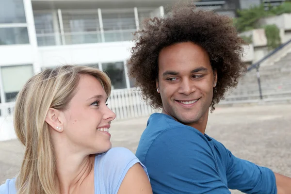 Unga par tittar på varandra — Stockfoto