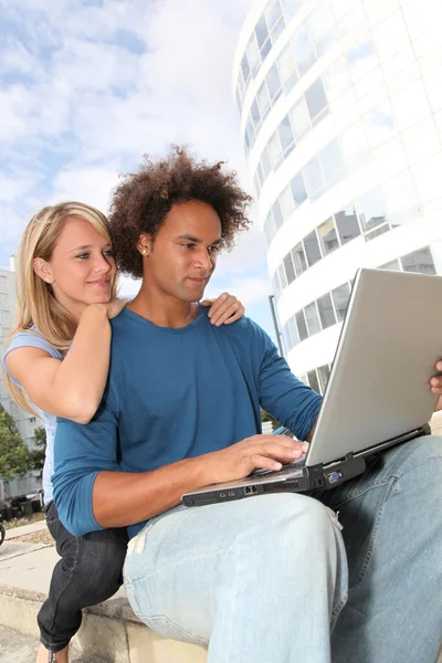 Couple of students working on laptop computer — Stock Photo, Image