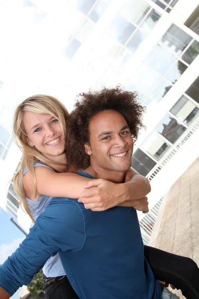 Jeune couple faisant piggyback à l'extérieur — Photo