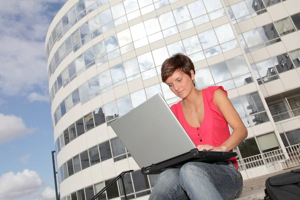 Студент с ноутбуком — стоковое фото