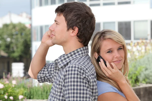 Fiatal pár, a hallgatók mobiltelefon — Stock Fotó