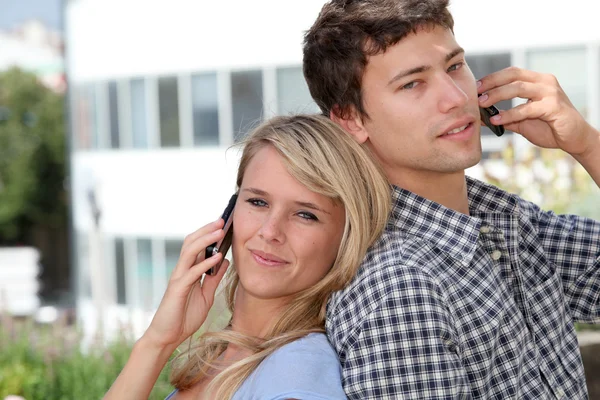 有手机的学生对年轻的夫妇 — 图库照片