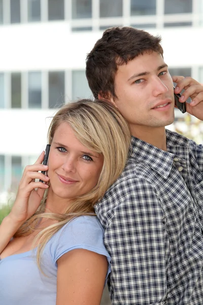 Öğrencilerin cep telefonu ile genç bir çift — Stok fotoğraf