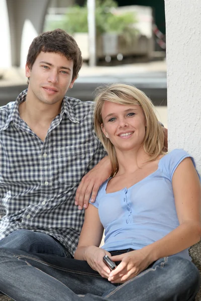 Giovane coppia di studenti con cellulare — Foto Stock
