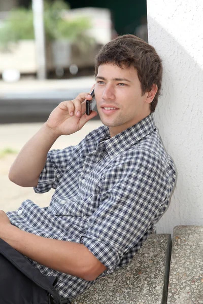 Mladý muž s mobilním telefonem — Stock fotografie