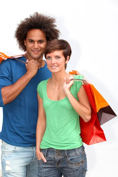Jeune couple faisant du shopping — Photo