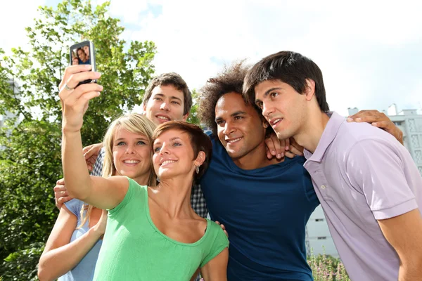 Grupp vänner ta bild med mobiltelefon — Stockfoto