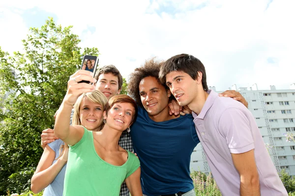Grupo de amigos tirando fotos com celular — Fotografia de Stock