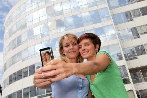 Girlfriends taking picture of themselves — Stock Photo, Image
