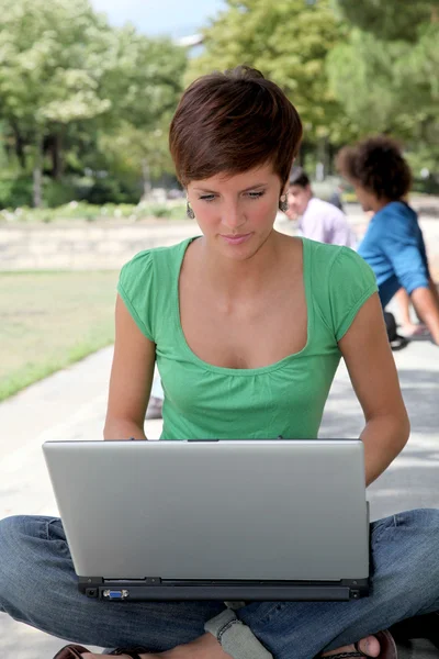 Étudiant avec ordinateur portable dans le parc du collège — Photo