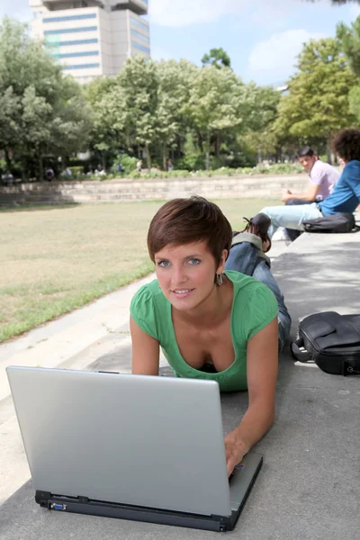 Studente con computer portatile nel parco universitario — Foto Stock
