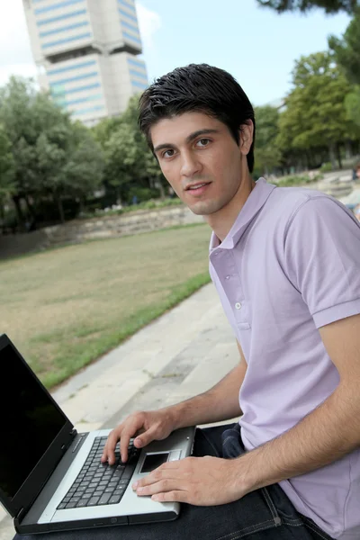 Student s přenosný počítač v college park — Stock fotografie