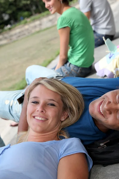 Students resting in park — Stock Photo, Image