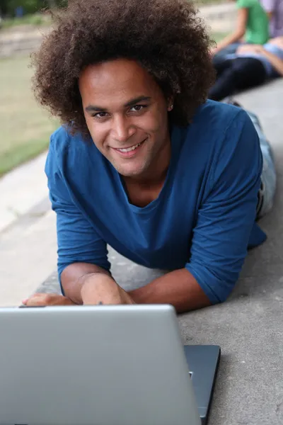 Student s přenosný počítač v college park — Stock fotografie