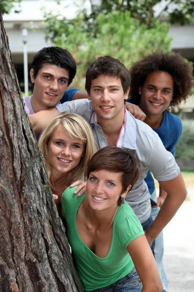 Groep gelukkige studenten in een park — Stockfoto