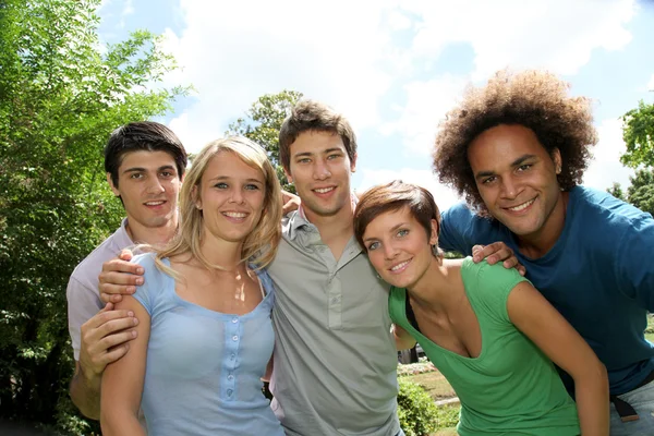 Ομάδα ευτυχισμένος φοιτητών σε ένα πάρκο — Φωτογραφία Αρχείου