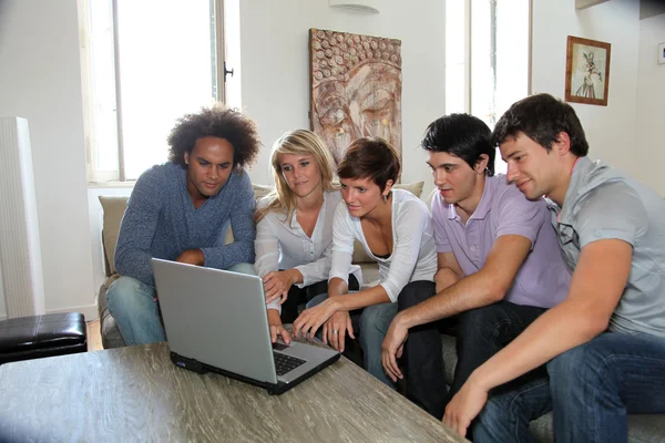 Група друзів, які сидять з комп'ютером ноутбука — стокове фото