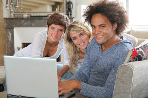 Gruppe von Freunden sitzt mit Laptop — Stockfoto
