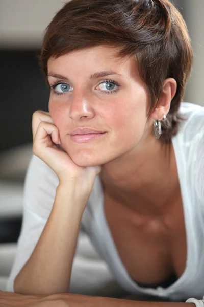 Vacker ung kvinna med blå ögon — Stockfoto