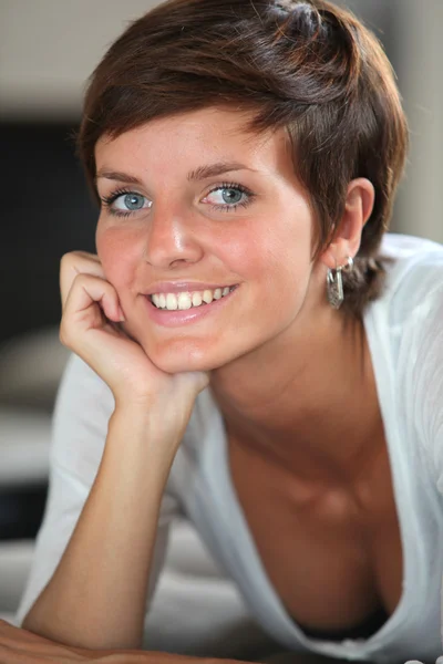 Mooie jonge vrouw met blauwe ogen — Stockfoto