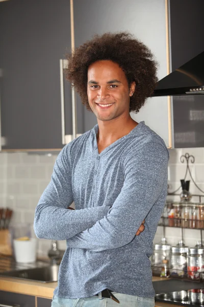 Young man standing in kitchen — Stock Photo, Image