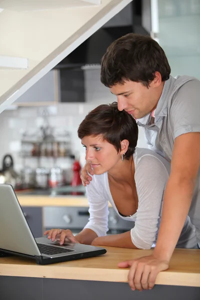 Jeune couple avec ordinateur portable — Photo