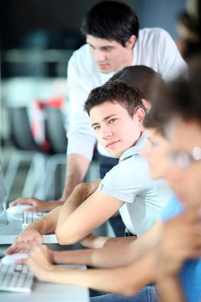 Grupo de estudiantes en formación empresarial — Foto de Stock