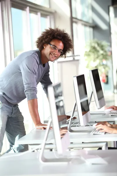 College student in computer lab — Stock Photo, Image