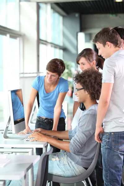 Gruppo di studenti in laboratorio informatico — Foto Stock