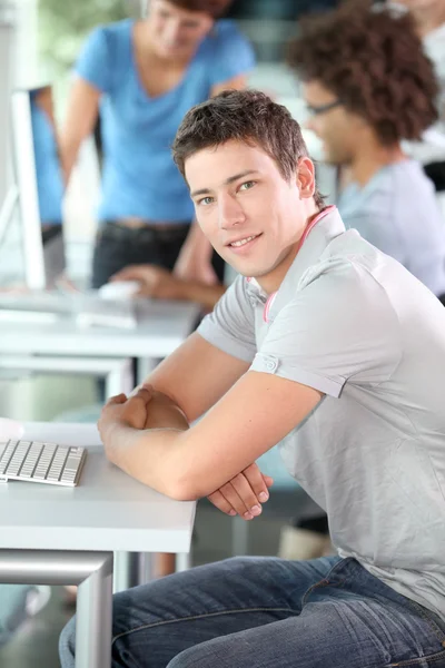 Νεαρός άνδρας στο μάθημα υπολογιστών — Φωτογραφία Αρχείου