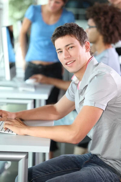 Νεαρός άνδρας στο μάθημα υπολογιστών — Φωτογραφία Αρχείου