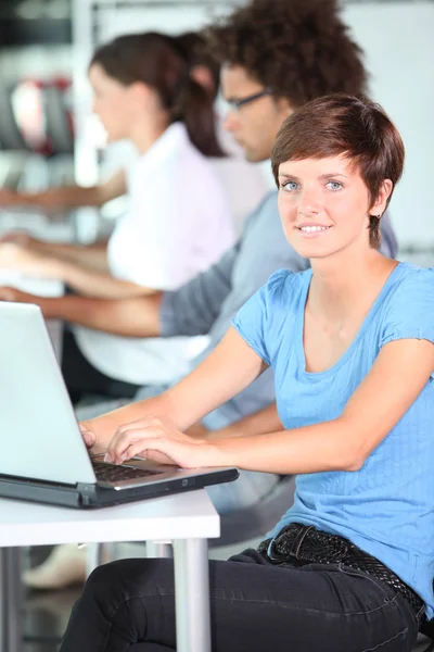 Jovem mulher trabalhando no computador portátil — Fotografia de Stock