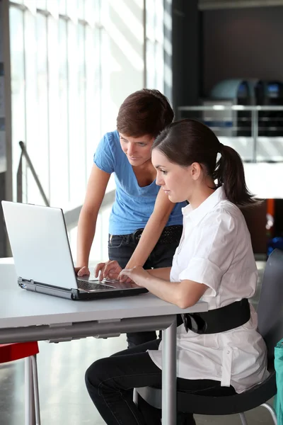 Jovens mulheres trabalhando no computador portátil — Fotografia de Stock