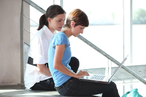 Las mujeres jóvenes que trabajan en el ordenador portátil — Foto de Stock