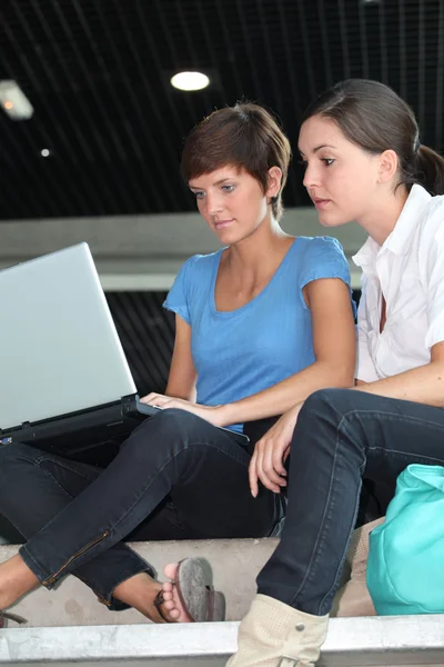 Jonge vrouwen die werkzaam zijn op laptopcomputerdizüstü bilgisayar üzerinde çalışan genç kadınlar — Stockfoto