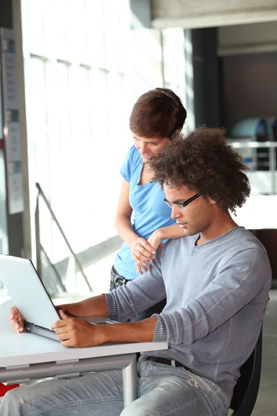 Friends surfing on internet with laptop computer — Stock Photo, Image