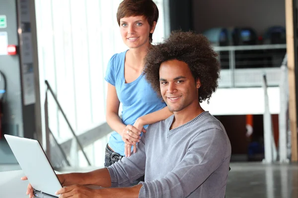 Friends surfing on internet with laptop computer — Stock Photo, Image