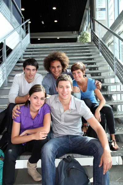 Skupina happy mladých na univerzitě — Stock fotografie