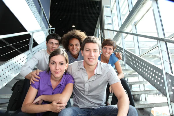 Grupp glada unga vid universitet — Stockfoto